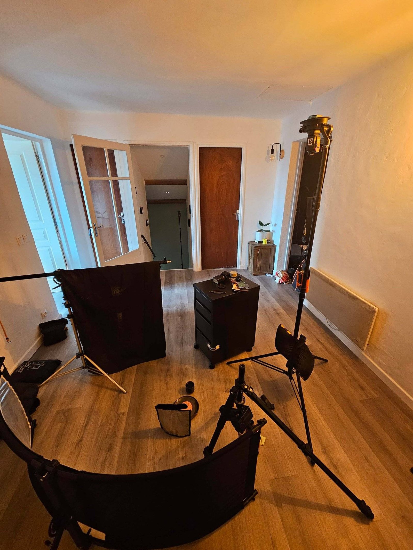 The studio set: light stands, flags and a reflector